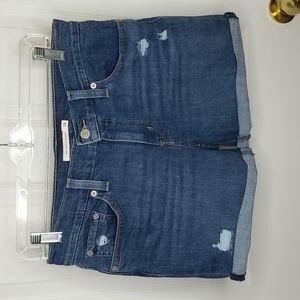 Brand NEW LEVI's Distressed Blue Denim Mid-Length Cuffed Shorts Size 6 / W28